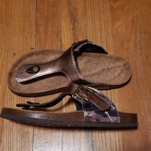 Legendary Whitetail sandals sz 8